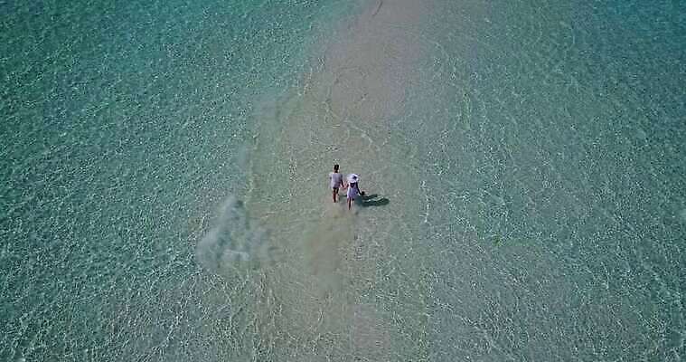 주간 파도 바다 여행 두명 모래사장 4K MOV 해외동영상 클립영상 자연요소 사람 동영상 파일형식