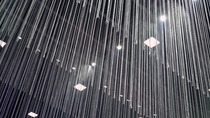 디자인 줄 백그라운드 크리스마스 패턴 전구 추상 휴가 조명 아파트 요정 실내 매달리기 사람없음 내부 장식 빛 반짝임 세트 평화 축제 줄무늬 방 흰색 램프 축하 오픈 고급 야간 큼 천장 철사 마법 기하학 빛망울 광 다락방 팬던트 효과 4K MOV 해외동영상 클립영상 자연요소 기념일 컬러 컨셉 무늬 모션 주택 크기 동영상 파일형식