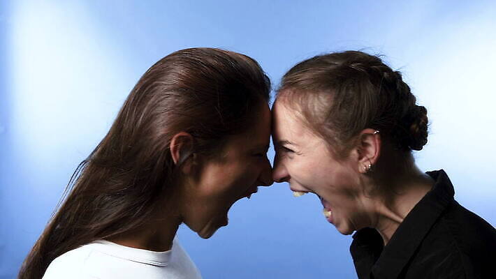 스튜디오촬영 백인 여자 얼굴 백그라운드 컨셉 청소년 실내 표정 두명 옆모습 파란색 마주보기 외침 도전 분노 짜증 표현 닫기 라이벌 다인종 연극 비명 실행 적 혼혈 4K MOV 해외동영상 클립영상 서양인 감정 뷰포인트 컬러 모션 문화예술 사람 인종 내부 신체부위 소리 다문화 동영상 파일형식