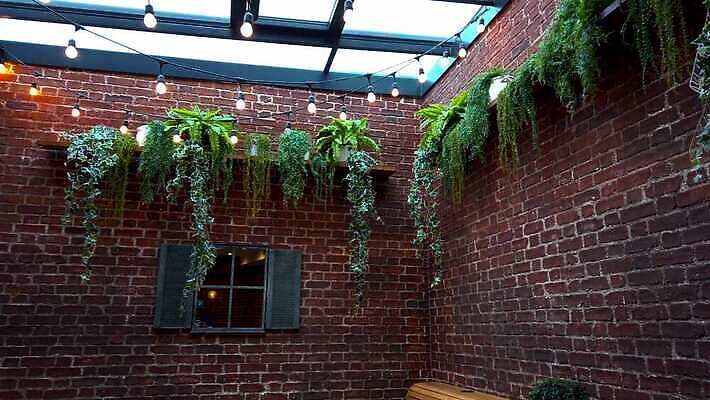 식물 라이프스타일 접시 벽 컨셉 다이어트 유리 탁자 벽돌 전등 영국 잉글랜드 실내 건강 사람없음 목재 물 인테리어 컬러풀 식당 램프 신선 먹기 타일 서비스 그림 런던 4K MOV 해외동영상 클립영상 자연요소 나무 식기 디자인 유럽 컬러 가구 재료 모션 재질 조명 내부 생활 상점 동영상 파일형식