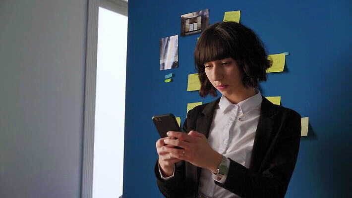 백인 여자 비즈니스 사업가 통신 청소년 무선통신 작업복 한명 20대 스마트폰 핸드폰 사무실 이탈리아 타이핑 잡기 비즈니스우먼 연결 전화기 밀라노 성인여자한명만 남유럽 4K MOV 해외동영상 클립영상 서양인 직업 1 옷 유럽 모션 사람 청년 전자제품 스마트기기 직장인 동영상 여자한명만 성인여자만 파일형식