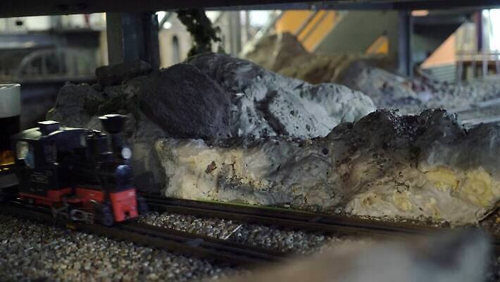 모델 유럽 도로 음료 선 음식 여행 교통시설 모션 놀이 탁자 휴가 맥주 뿔 요리 사람 취미 사람없음 내부 장식 컵 세트 장난감 식당 식사 저녁식사 어둠 기찻길 카페 미니어처 기차 수확 화물 분위기 역 상품 작음 수집 발굴 묘사 눈금 장면 마차 지역 체코 프라하 엔진 공학 점심식사 공화국 복제 선로 수집가 옛날 전국 특별함 4K MOV 해외동영상 클립영상 직업 식기 교육 나라 길 육상교통 교통수단 가구 교통 컨셉 농업 대중교통 주류 모형 상점 운송업 크기 시설 동영상 파일형식