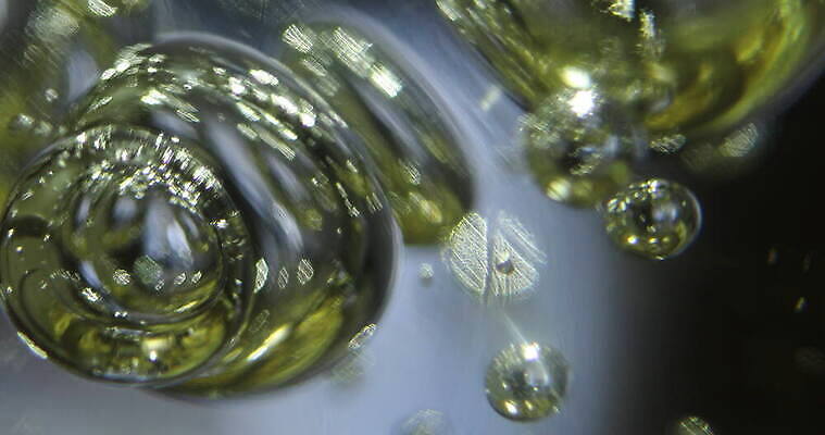 스튜디오촬영 모양 디자인 파도 컬러 백그라운드 패턴 와인잔 유리 추상 주류 실내 미술 사람없음 장식 물 빛 반사 노란색 환경 디지털 와인 거품 흰색 바 액체 닫기 질감 유리그릇 고립 브랜디 신맛 위스키 효과 4K MOV 해외동영상 클립영상 자연요소 그릇 음료 바다 무늬 술잔 모션 재질 문화예술 내부 맛 동영상 파일형식