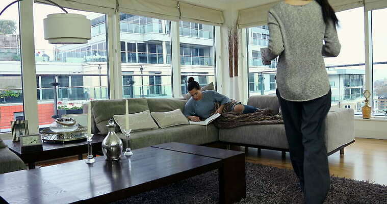 라이프스타일 커플 여자 창문 가정 관계 휴식 잉글랜드 아파트 실내 풍경 성인 두명 30대 인테리어 우정 런던 시티라이프 성인여자만 4K MOV 해외동영상 클립영상 디자인 컨셉 영국 주택 사람 내부 생활 장년 친구 동영상 여자만 성인만 파일형식