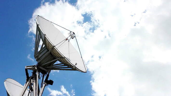 접시 파도 과학 인터넷 통신 하늘 모바일 안테나 사람없음 우주 디지털 텔레비전 힘 망원경 장비 인공위성 외계인 네트워크 역 연결 무선전화기 전화기 심볼 수화기 라디오 신호 방송 전망대 아날로그 시스템 천문학 멀리 추적 소통 레이더 송신기 MOV 해외동영상 클립영상 식기 교육 바다 컨셉 교통시설 모션 전자제품 미확인물체 동영상 파일형식