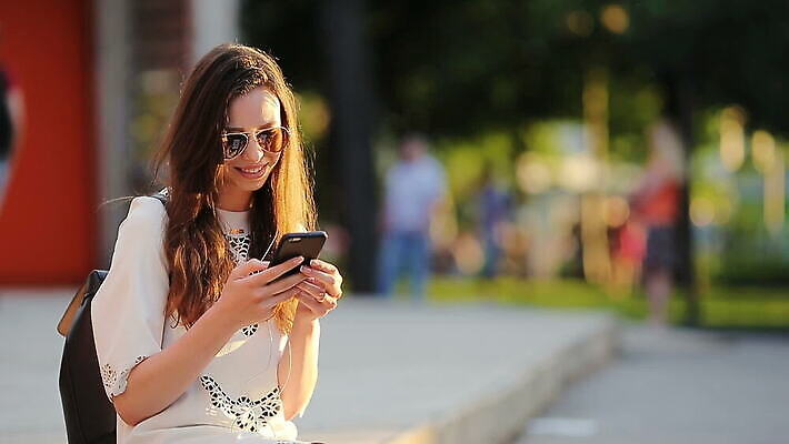 라이프스타일 여자 유럽 음악 이어폰 거리 한명 사람 성인 야외 아웃포커스 스마트폰 선글라스 듣기 도시 MOV 해외동영상 클립영상 1 나라 안경 음향기기 모션 문화예술 촬영기법 생활 핸드폰 스마트기기 동영상 파일형식