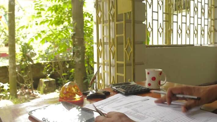 라이프스타일 손 종이 백그라운드 컨셉 거실 비즈니스 창문 가정 탁자 설계 주택 한명 사람없음 금융 경제 인테리어 사무실 펜 저축 계산기 잡기 작업 비즈니스맨 작업장 계산 전문직 예측 책상 분석 체크표시 보고서 문서 투자 세금 예산 카피스페이스 MOV 해외동영상 클립영상 직업 1 디자인 남자 산업 가구 모션 문구용품 사람 건물 생활 신체부위 필기구 공백 장비 직장인 확인 동영상 파일형식