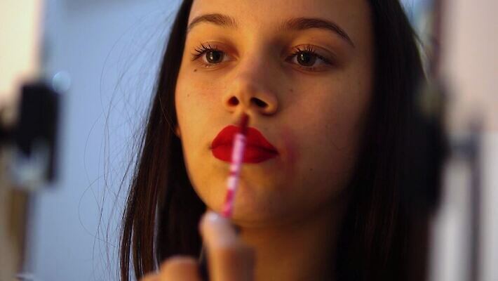 백인 모델 1 응시 여자 행복 얼굴 컬러 백그라운드 미술 사람 빨간색 뷰티 유행 어둠 화장품 립스틱 붓 입 화려 시원함 피부 입술 연지 스타일 신청 4K MP4 해외동영상 클립영상 서양인 시선 감정 컨셉 문화예술 신체부위 동영상 파일형식