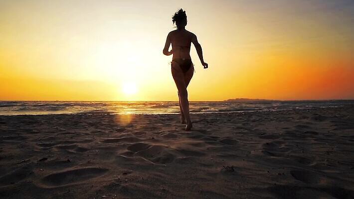 라이프스타일 여자 실루엣 바다 모션 자연 한명 야외 달리기 햇빛 일출 일몰 활발 수평선 MP4 해외동영상 슬로모션 클립영상 1 컨셉 촬영기법 사람 생활 태양 노을 생태계 동영상 파일형식