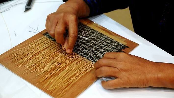 직업 전통 디자인 여자 산업 문화 패턴 공장 태국 탁자 주택 관리 미술 사람 동양인 취미 목재 뷰티 공구 업무 작업실 대나무 묘사 예술가 목공예 장인 짜임 수공예 내추럴 공예가 방법 솜씨 시범 짜기 핸드메이드 MP4 해외동영상 클립영상 나무 아시아 가구 무늬 재료 공업 모션 문화예술 인종 건물 도구 작업 공예 동영상 파일형식