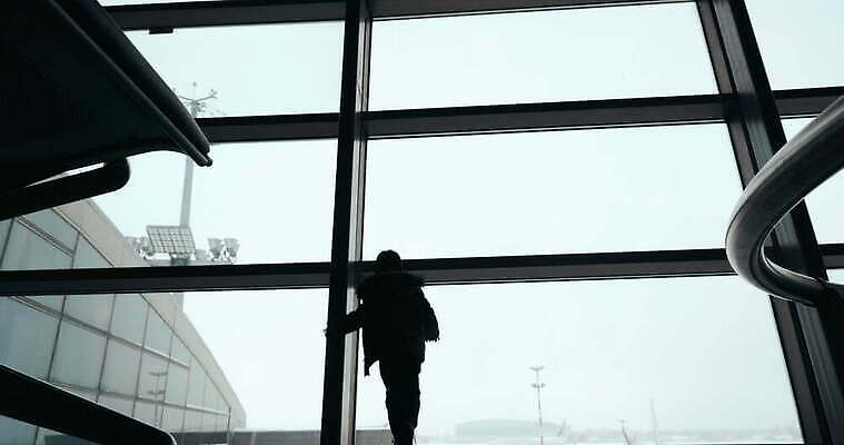 응시 실루엣 어린이 로우앵글 여행 가방 창문 유리 휴가 사람 소년 사람없음 여행객 여행가방 산책 짐 휴게실 역 공항 속도 승객 재촉 떠남 수하물 4K MOV 해외동영상 클립영상 시선 잡화 남자 뷰포인트 컨셉 교통시설 모션 재질 휴식 촬영기법 동영상 파일형식