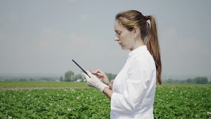 식물 직업 손 여자 과학 밭 농업 인터넷 비즈니스 통신 자연 모바일 노동자 한명 여름 농작물 컴퓨터 알약 농장 환경 디지털 장비 정보 수확 잡기 작업 실험실 농부 생명공학 과학자 분석 유기농 원예 전자 밭일 제어 4K MOV 해외동영상 클립영상 1 웰빙 계절 산업 컨셉 의학 모션 실험 사람 취미 신체부위 전자제품 약 생태계 동영상 학자 파일형식