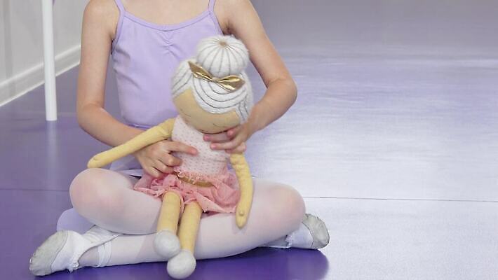 행복 어린이 인형 장난 교실 학교 놀이 휴식 실내 한명 치마 장난감 운동 기쁨 춤 아기 클래식 우아함 달콤 발레 체육관 발레리나 체조 에어로빅 규율 단아함 4K MOV 해외동영상 클립영상 1 교육 감정 컨셉 하의 문화예술 건강 사람 내부 맛 동영상 파일형식