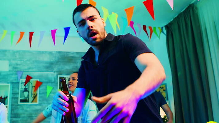 학생 여자 남자 음료 음악 거실 모션 탁자 휴가 아파트 주택 맥주 함께함 사람 성인 컵 친구 파티 우정 기쁨 모임 축하 춤 그룹 닫기 야간 흥분 디스코 주말 나눔 유흥 사교적 4K MOV 해외동영상 클립영상 자연요소 식기 감정 가구 컨셉 관계 문화예술 주류 이벤트 건물 동영상 파일형식