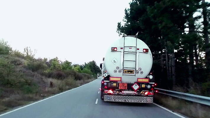 산업 도로 컨셉 비즈니스 교통시설 사람없음 일출 운전 에너지 트럭 화물 흰색 시골 액체 고속도로 운전사 휘발유 석유 위험 큼 컨테이너 무역 탱크 연료 가스 짐차 무거움 트레일러 디젤 실린더 유조선 MOV 해외동영상 클립영상 직업 길 컬러 교통 모션 자동차 노을 운송업 무게 크기 시설 동영상 파일형식