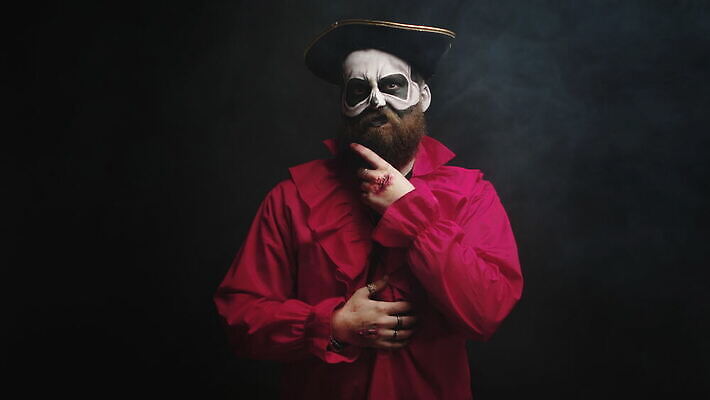 모자 옷 남자 백그라운드 휴가 전등 수염 성인 파티 검은색 할로윈 고리 야간 위험 무서움 변장 해적 호러 4K MOV 해외동영상 클립영상 자연요소 잡화 감정 컬러 컨셉 조명 사람 이벤트 도둑 공포 동영상 파일형식