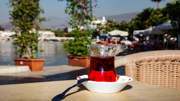 전통 접시 유럽 아시아 문화 음료 바다 여행 백그라운드 유리 탁자 하늘 이스탄불 사람없음 빨간색 물 반사 숟가락 검은색 흰색 뜨거움 아침식사 허브 컵받침 큐브 오브젝트 상쾌 슛 동쪽 칠면조 고립 무알코올 MOV 튀르키예 해외동영상 클립영상 자연요소 식물 식기 감정 나라 컬러 가구 재질 조류 수저 식사 방향 받침대 동영상 파일형식
