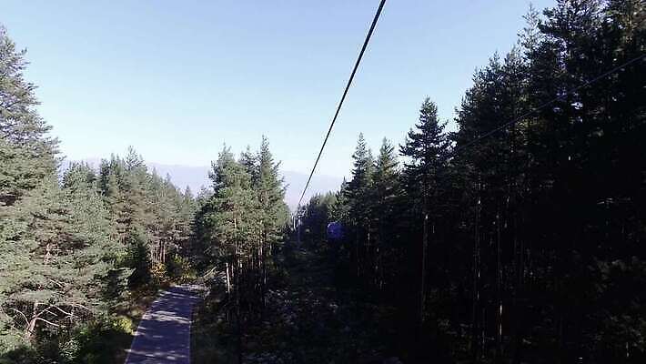 나무 여행 교통시설 자동차 자연 하늘 스키 산 사람없음 파란색 여행객 곤돌라 엘리베이터 언덕 휴양지 리프트 불가리아 절정 1인칭시점 4K 반스코 MP4 해외동영상 클립영상 식물 시선 육상교통 컬러 교통 겨울스포츠 사람 장소 시설 생태계 동영상 파일형식 남유럽