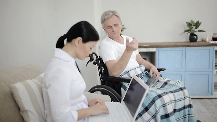 가사 주택 한명 노트북 식사 앞치마 간호사 도움 질병 장애인 간호 휠체어 청소부 간병인 도우미 돌봄 지원 동정 MP4 해외동영상 클립영상 직업 1 컨셉 의학 모션 사람 건물 전자제품 의료진 동영상 장애 파일형식