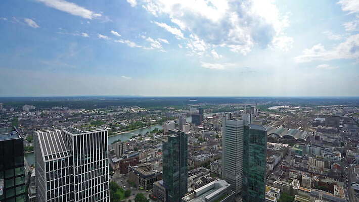 구름 유럽 여행 비즈니스 건축양식 하늘 거리 독일 안테나 파노라마 풍경 사람없음 건물 여름 금융 파란색 빛 강 도시풍경 사무실 탑 고층빌딩 도시 센터 재산 도심 저녁 큼 메인 장면 지역 타운 스카이라인 항공촬영 랜드마크 프랑크푸르트 4K MOV 해외동영상 클립영상 자연요소 건축물 계절 건축 나라 뷰포인트 컬러 통신 촬영기법 빌딩 경제 야간 크기 동영상 파일형식