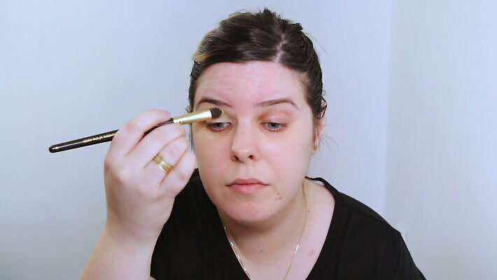 백인 모델 직업 응시 여자 얼굴 백그라운드 한명 사람 성인 뷰티 유행 화장품 거울 흰색 붓 화려 우아함 가루 눈썹 속눈썹 볼터치 피부 입술 마스카라 예술가 아이섀도 내추럴 방법 아이라이너 연지 스타일 신청 타임랩스 MOV 해외동영상 클립영상 서양인 1 시선 컬러 컨셉 촬영기법 신체부위 화장 동영상 파일형식