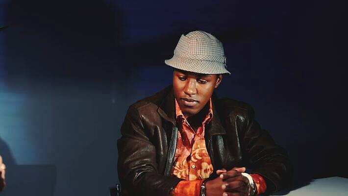 백인 남자 한명 검은색 방 총 잡기 범죄 경찰 질문 탈출 교도소 감옥 수갑 면접 증거 청각 죄수 체포 4K MOV 해외동영상 클립영상 서양인 직업 1 무기 컬러 컨셉 비즈니스 모션 사람 동영상 파일형식