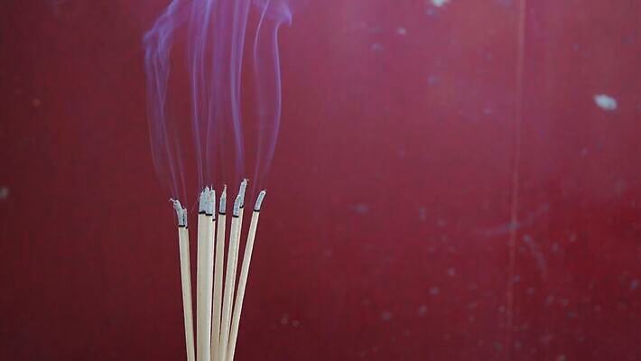 전통 아시아 종교 문화 백그라운드 컨셉 불교 태국 추상 동양인 사람없음 목재 빛 평화 믿음 금속 힘 침묵 흰색 기도 사찰 뜨거움 막대기 연기 8 날씬함 명상 오브젝트 향기 냄새 아로마 신성 주인 귀족 신앙심 점화 화상 4K MOV 해외동영상 클립영상 나무 감정 나라 컬러 무늬 재료 종교건축 재질 인종 숫자 소리 상처 몸매 동영상 파일형식