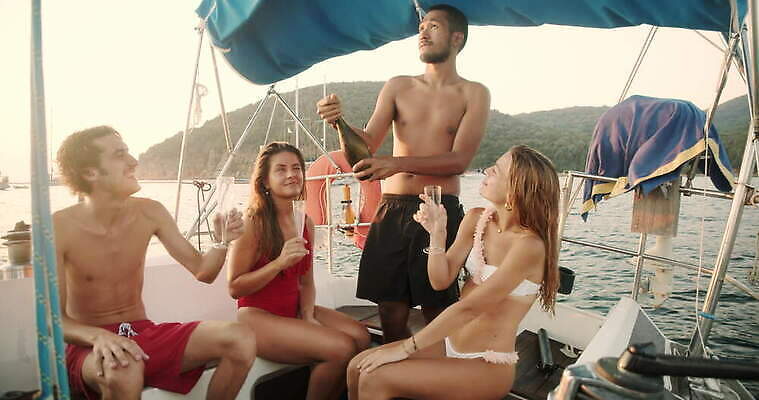 백인 라이프스타일 여자 남자 수영복 음료 여행 요트 관계 청소년 휴가 함께함 항해 앉기 동양인 여러명 20대 야외 10대 물 운동복 비키니 뷰티 와인 우정 마시기 축하 잡기 보트 재산 고급 샴페인 지중해 축배 스파클링와인 성인남자만 성인여자만 4K MOV 해외동영상 클립영상 자연요소 서양인 옷 바다 다수 컨셉 배_교통 모션 주류 사람 인종 청년 생활 금융 친구 동영상 탄산 남자만 여자만 성인만 파일형식