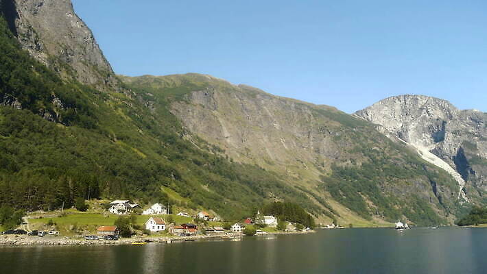 주간 나무 여행 자연 산 노르웨이 사람없음 파란색 강 도시풍경 마을 계곡 보트 숲 언덕 북쪽 타운 스카이라인 스칸디나비아 피오르 4K MOV 해외동영상 클립영상 자연요소 식물 유럽 컬러 풍경 도시 배 방향 생태계 지형 동영상 선박 파일형식