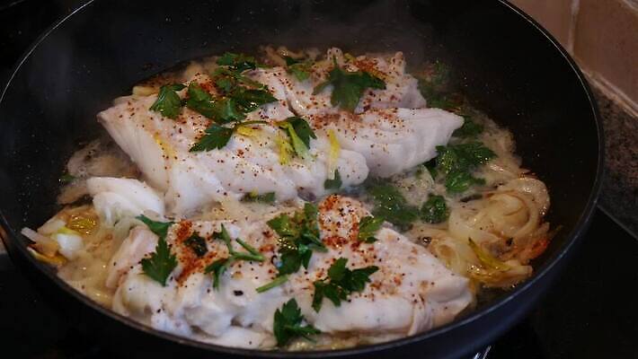 접시 음식 바다 조각 다이어트 재료 자연 건강 육류 어류 요리 사람없음 주방 식사 흰색 신선 맛 자르기 레몬 허브 해산물 크림 준비 날것 소금 내추럴 생식 오메가 맛있는 4K MP4 해외동영상 클립영상 식물 식기 컬러 컨셉 과일 식재료 모션 수중동물 생태계 동영상 파일형식