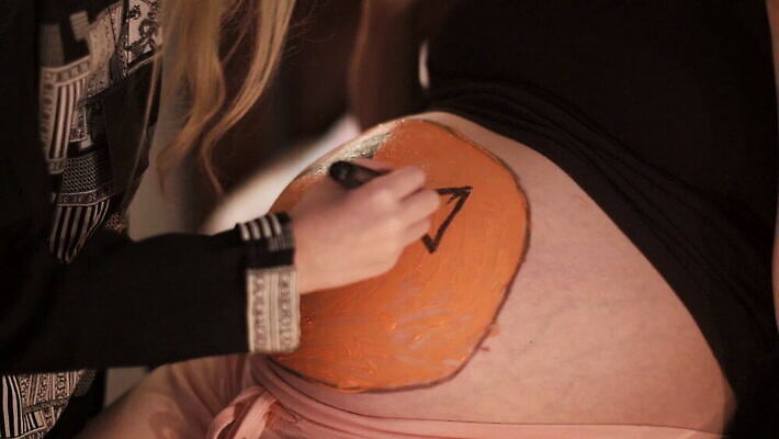 전통 라이프스타일 계절 여자 어린이 음식 2 신체 오렌지 가족 호박 주택 실내 미소 사람 두명 노란색 파티 페인트 임산부 임신 할로윈 가을 등불 아기 대접 예측 무서움 심볼 10월 돌봄 잭오랜턴 호러 복부 MOV 해외동영상 클립영상 감정 컬러 컨셉 채소 과일 관계 모션 조명 표정 이벤트 내부 건물 생활 신체부위 날짜 공포 동영상 파일형식