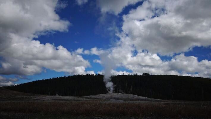 구름 여행 북아메리카 자연 하늘 휴가 파노라마 국립공원 풍경 사람없음 물 세계 여행객 미국 봄 에너지 액체 재산 수증기 숲 폭발 땅 언덕 내추럴 와이오밍 지열 4K MP4 해외동영상 클립영상 자연요소 계절 공원 촬영기법 아메리카 사람 금융 생태계 동영상 파일형식