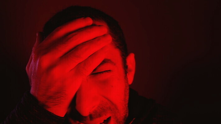 백인 손 남자 감정 얼굴 스트레스 건강 피곤 한명 사람 20대 성인 빨간색 30대 야자수 머리 건강관리 어둠 고통 슬픔 사찰 닫기 질병 상처 두통 긴장 부담 편두통 MOV 해외동영상 클립영상 서양인 나무 1 컬러 컨셉 의학 종교건축 모션 관리 청년 신체부위 장년 동영상 파일형식