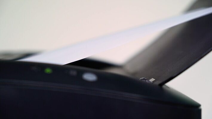 디자인 종이 백그라운드 컨셉 비즈니스 통신 주택 기술 사람없음 전자제품 컴퓨터 사무실 디지털 기계 공백 장비 흰색 업무 인쇄 책상 계약 문서 페이지 팩스 경영 고립 멀티 스캐너 4K MOV 해외동영상 클립영상 컬러 가구 건물 사무용품 작업 동영상 파일형식