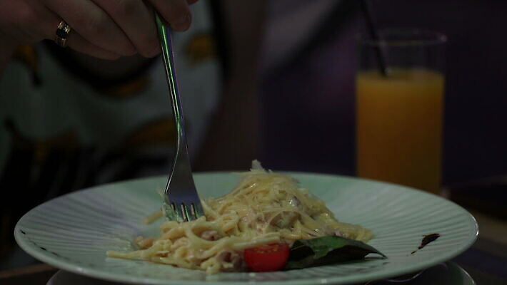 백인 1 접시 남자 행복 음식 포크 토마토 유리 탁자 파스타 건강 스파게티 한명 사람 앉기 성인 선글라스 식당 식사 저녁식사 주스 이탈리아 흰색 입 먹기 배고픔 점심식사 볼로냐 4K MOV 해외동영상 클립영상 서양인 식기 감정 유럽 안경 음료 컬러 가구 채소 모션 재질 서양음식 신체부위 상점 동영상 파일형식