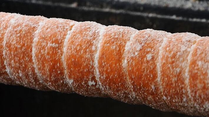 전통 유럽 음식 디저트 3 굴뚝 요리 사람없음 갈색 케이크 막대기 그룹 꼬치 오스트리아 달콤 그릴 설탕 굽기 먹기 준비 회전 날것 반죽 각도 롤 체코 프라하 헝가리 충동구매 대각선 슬로바키아 오리지널 인기 페스츄리 해로움 MOV 해외동영상 클립영상 나라 선 빵 컬러 컨셉 모션 주방용품 쇼핑 맛 구이 동영상 동유럽 과소비 파일형식