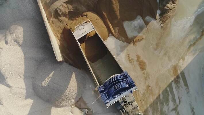 외관 공공시설 산업 모래 공장 교통시설 노동자 안테나 사람없음 건물 항구 기계 장비 건설현장 공구 업무 작업 제조 컨테이너 땅 천 믹서 창고 준비 시설 파이프 시멘트 먼지 짐차 무거움 공학 물류 계약자 드론 로딩 분배 섞기 채석 철강 컨베어밸트 콘크리트 4K MOV 해외동영상 클립영상 직업 건축물 교육 교통 통신 공업 자동차 건설업 도구 직물 무게 계약 동영상 파일형식