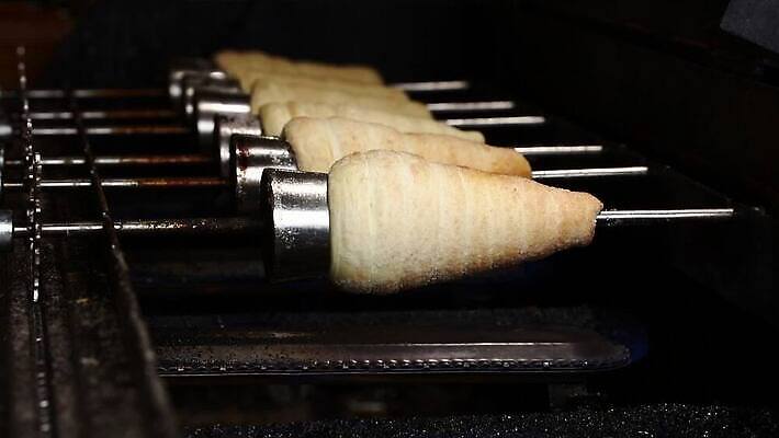 전통 유럽 음식 디저트 3 굴뚝 요리 사람없음 옆모습 갈색 케이크 막대기 그룹 꼬치 오스트리아 달콤 그릴 설탕 굽기 먹기 준비 회전 날것 반죽 각도 롤 체코 프라하 헝가리 충동구매 슬로바키아 오리지널 인기 페스츄리 해로움 MOV 해외동영상 클립영상 나라 빵 뷰포인트 컬러 컨셉 모션 주방용품 쇼핑 맛 구이 동영상 동유럽 과소비 파일형식