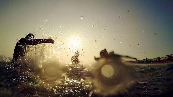 딸 실루엣 아들 어린이 모래 바다 여행 장난 가족 놀이 엄마 휴가 함께함 건강 사람 야외 물 파란색 달리기 태양 맑음 검은색 일몰 기쁨 꿈 그룹 아빠 호주 떨어짐 바하마 파라다이스 MP4 해외동영상 클립영상 자연요소 감정 컬러 컨셉 관계 모션 날씨 촬영기법 노을 오세아니아 동영상 파일형식