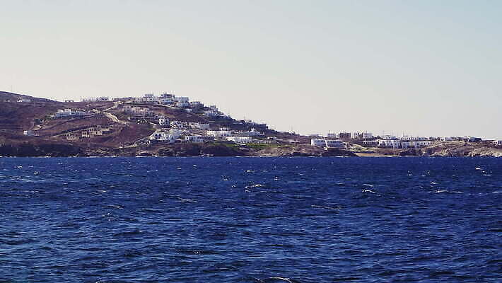 유럽 문화 바다 섬 여행 건축양식 교통시설 자연 하늘 휴가 주택 항해 사람없음 건물 물 파란색 마을 흰색 만 지중해 그리스 그리스인 미코노스섬 4K MOV 해외동영상 클립영상 자연요소 서양인 건축물 건축 나라 컬러 교통 배_교통 시설 생태계 동영상 파일형식