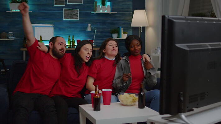 백인 응시 여자 행복 음료 스포츠 거실 응원 아파트 주택 함께함 사람 앉기 경기 친구 소파 축구 텔레비전 경쟁 우정 방 게임 축하 관찰 부채 팬 저녁 손목시계 흥분 팝콘 다인종 다민족 골 지원 4K MOV 해외동영상 클립영상 서양인 시선 감정 시계 컨셉 의자 장신구 관계 모션 놀이 인종 건물 전자제품 구기 밤 야간 동영상 파일형식