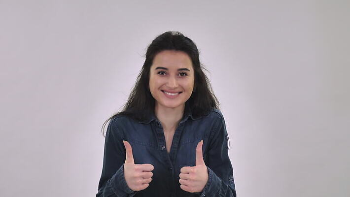 백인 손 여자 행복 백그라운드 응원 청소년 성공 갈색머리 실내 한명 웃음 손짓 20대 성인 10대 30대 뷰티 기쁨 에너지 엄지손가락 축하 표현 우승 최고 심볼 사인 흥분 긍정 승자 4K MOV 해외동영상 클립영상 서양인 1 헤어스타일 감정 컨셉 손가락 모션 표정 사람 청년 내부 신체부위 장년 동영상 파일형식