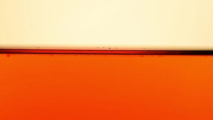 음료 백그라운드 모션 유리 표면 추상 사람없음 옆모습 빨간색 숟가락 검은색 주스 거품 흐름 물방울 신선 뜨거움 항아리 액체 개울 가장자리 닫기 차 냄비 컨테이너 찻주전자 가득함 회전 함선 각도 느림 떨림 투입 MOV 해외동영상 클립영상 산업 뷰포인트 컬러 컨셉 무늬 배_교통 재질 주전자 수저 강 도자기 둘레 솥 동영상 파일형식