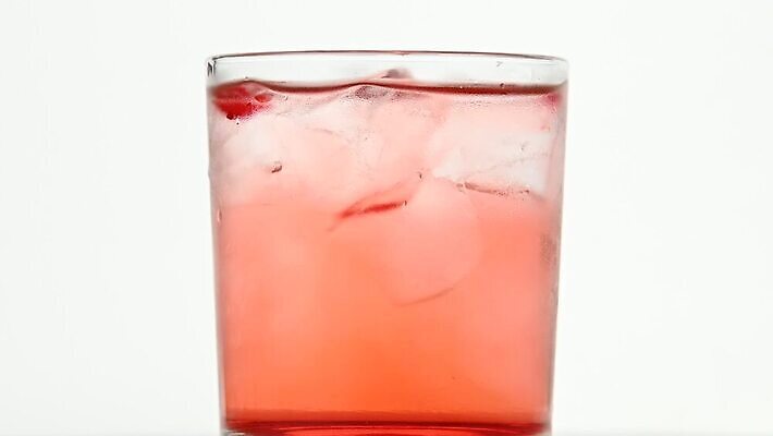 음료 로우앵글 분홍색 백그라운드 유리 사람없음 옆모습 빨간색 얼음 젖음 추위 흰색 물방울 알코올 신선 칵테일 바 닫기 혼합 레모네이드 큐브 준비 상쾌 회전 만들기 고립 냉각기 MOV 해외동영상 슬로모션 클립영상 자연요소 감정 뷰포인트 컬러 모션 재질 주류 촬영기법 동영상 에이드 파일형식
