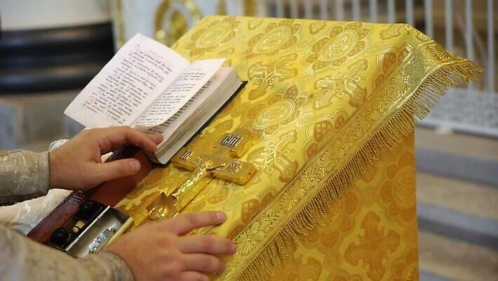 전통 기독교 종교 결혼 십자가 실내 내부 책 독서 뷰티 성당 교회 믿음 성경 기도 예수 축복 성직자 러시아 신성 덩어리 러시아인 복음 성찬식 성체 세례 장례식 제단 MOV 해외동영상 클립영상 서양인 감정 유럽 컨셉 종교용품 종교건축 이벤트 건물 신_종교 동영상 파일형식