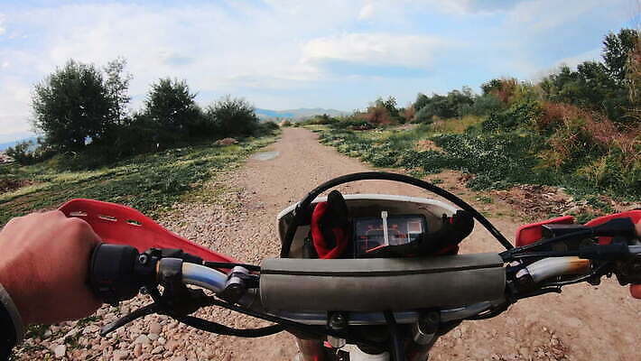 도로 모래 스포츠 포즈 십자가 자국 모션 하늘 산 야외 운동 자전거 점프 힘 일몰 경쟁 자유 오토바이 바퀴 운전사 승차 헬멧 위험 속도 순환 먼지 지역 진흙 모터 라이더 레이서 바이크레이서 비포장도로 선로 4K MOV 해외동영상 클립영상 레이스천 직업 길 컨셉 교통시설 건강 노을 바이크 직물 보호장비 동영상 파일형식