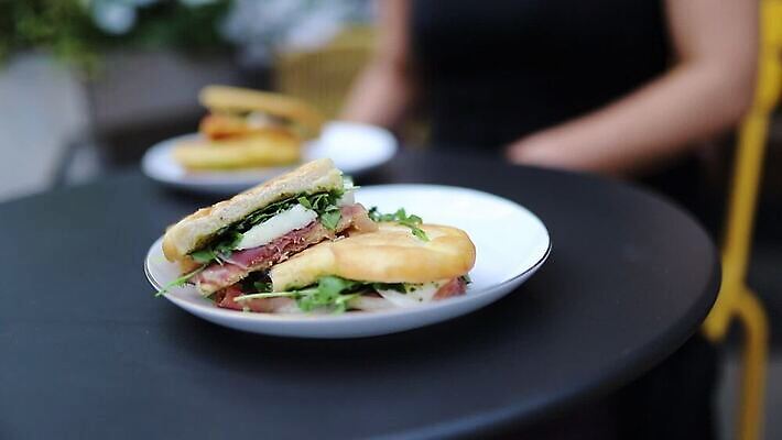 접시 음식 빵 백그라운드 토마토 채소 재료 영국 잉글랜드 치즈 패스트푸드 샌드위치 건강 요리 초록색 식사 이탈리아 샐러드 시골 신선 뜨거움 맛 그릴 아침식사 상추 만취 유기농 슬라이스 브런치 토스트 레시피 동영상 점심식사 모짜렐라치즈 채식주의자 카프레제 맛있는 MOV 해외동영상 클립영상 식기 웰빙 유럽 컬러 컨셉 주방용품 유제품 인스턴트 채식 술취함 파일형식