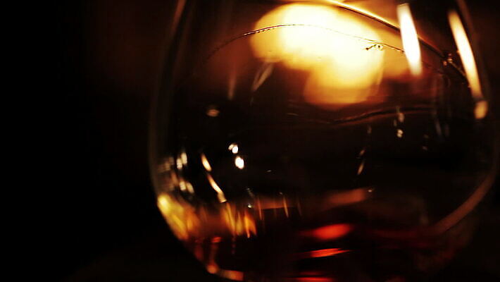 1 전통 라이프스타일 안경 불 휴식 주택 실내 따뜻함 앉기 사람없음 내부 목재 책 독서 반사 갈색 평화 어둠 방 낭만 수확 골동품 시골 알코올 뜨거움 우아함 맛 저녁 묘사 벽난로 떨림 브랜디 코냑 스타일 MOV 해외동영상 클립영상 자연요소 나무 잡화 컬러 컨셉 농업 재료 모션 건물 생활 와인 야간 동영상 파일형식