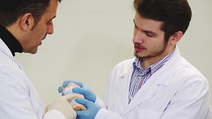 직업 유니폼 통신 성공 노동자 건강 치과 병원 사람 두명 치료 약 장비 의사 업무 체험 입 치아 토론 동료 치과의사 틀니 순서 곰팡이 돌봄 보철 위생관리 치아교정 살균 4K MOV 해외동영상 클립영상 옷 컨셉 의학 관계 모션 관리 신체부위 의료진 작업 소화기관 교정 동영상 파일형식