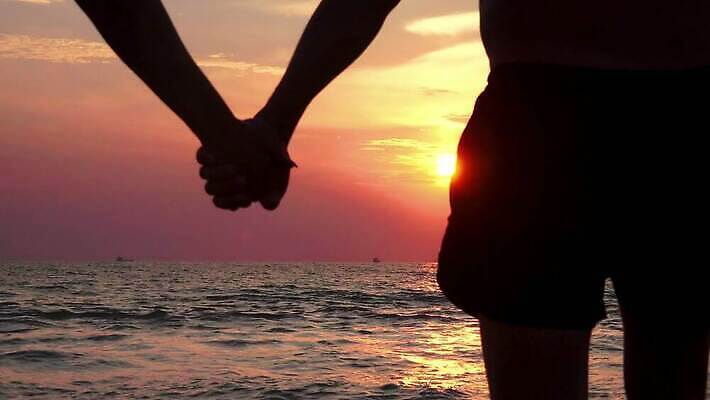 백인 라이프스타일 커플 여자 남자 행복 파도 바다 여행 결혼 2 가족 자연 하늘 휴가 함께함 관리 사랑 사람 두명 물 여름 달리기 햇빛 태양 일몰 산책 기쁨 낭만 신혼여행 잡기 아내 4K HD MP4 해외동영상 클립영상 자연요소 서양인 계절 감정 컨셉 관계 모션 휴식 이벤트 생활 노을 생태계 동영상 파일형식